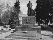 Мемориальный комплекс на площади Революции. Фото 2012 г., газета 