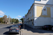Здание Федеральной налоговой службы (пл. Революции, д. 10а), на котором размещена мемориальная доска в честь формирования 653-го и 660-го полков в Липецке. Фото 2021 г.