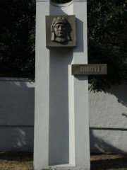 Стела Н. П. Лапшову на площади Героев